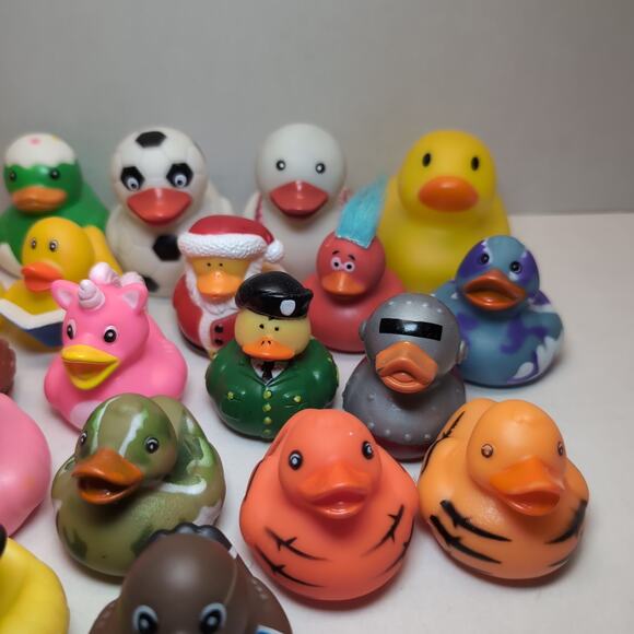 Lot Of 24 Rubber Ducks Jeep Ducking Miscellaneous Holiday Sport Glitter Party - Picture 8 of 16